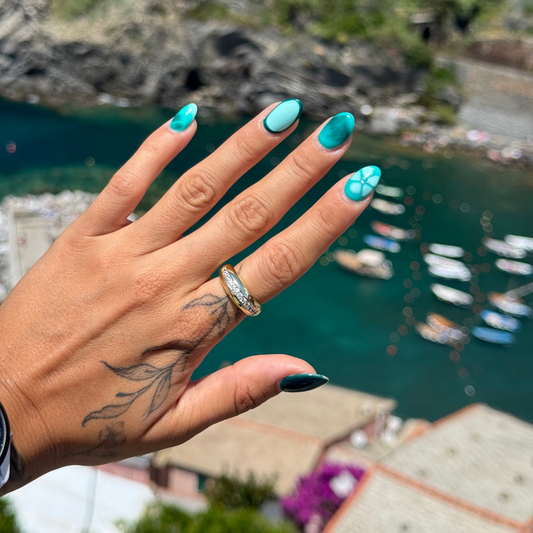 Anillo curvo con zirconias