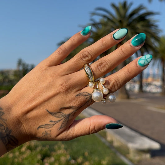 Anillo con diseño de perlas