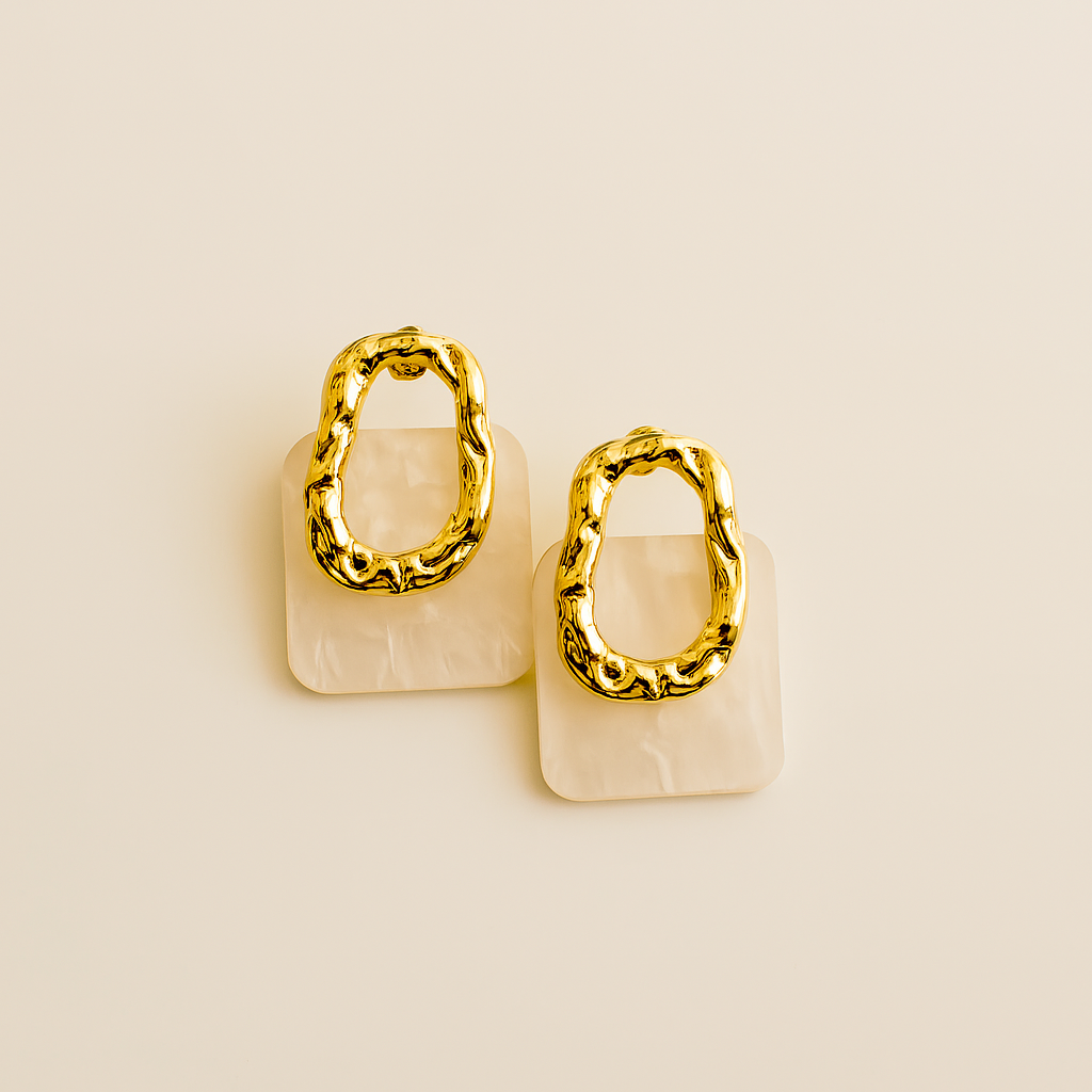 Aretes ovalados texturizados con placa aperlada