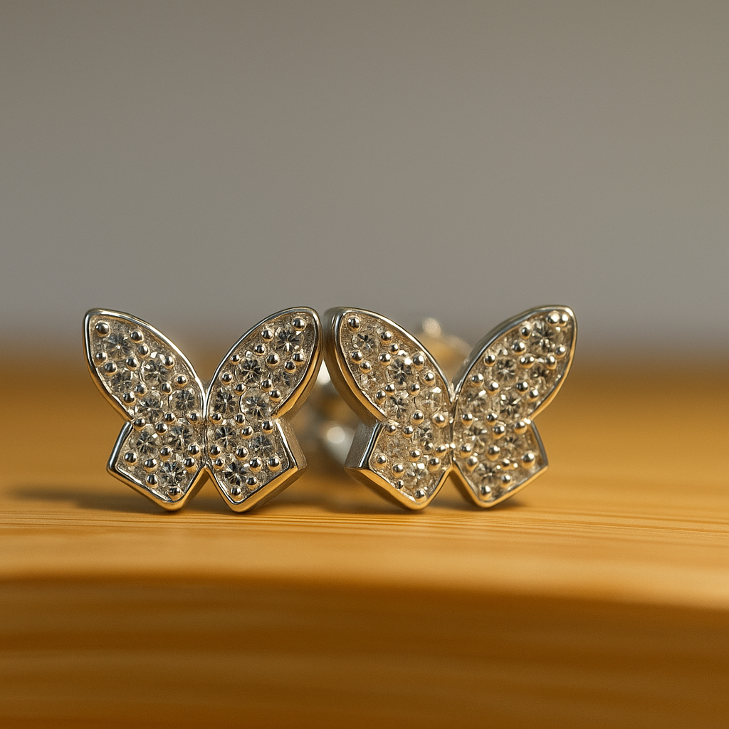 Broquel plateado con forma de mariposa