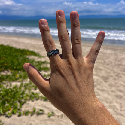 Anillo diseño de piedras apiladas
