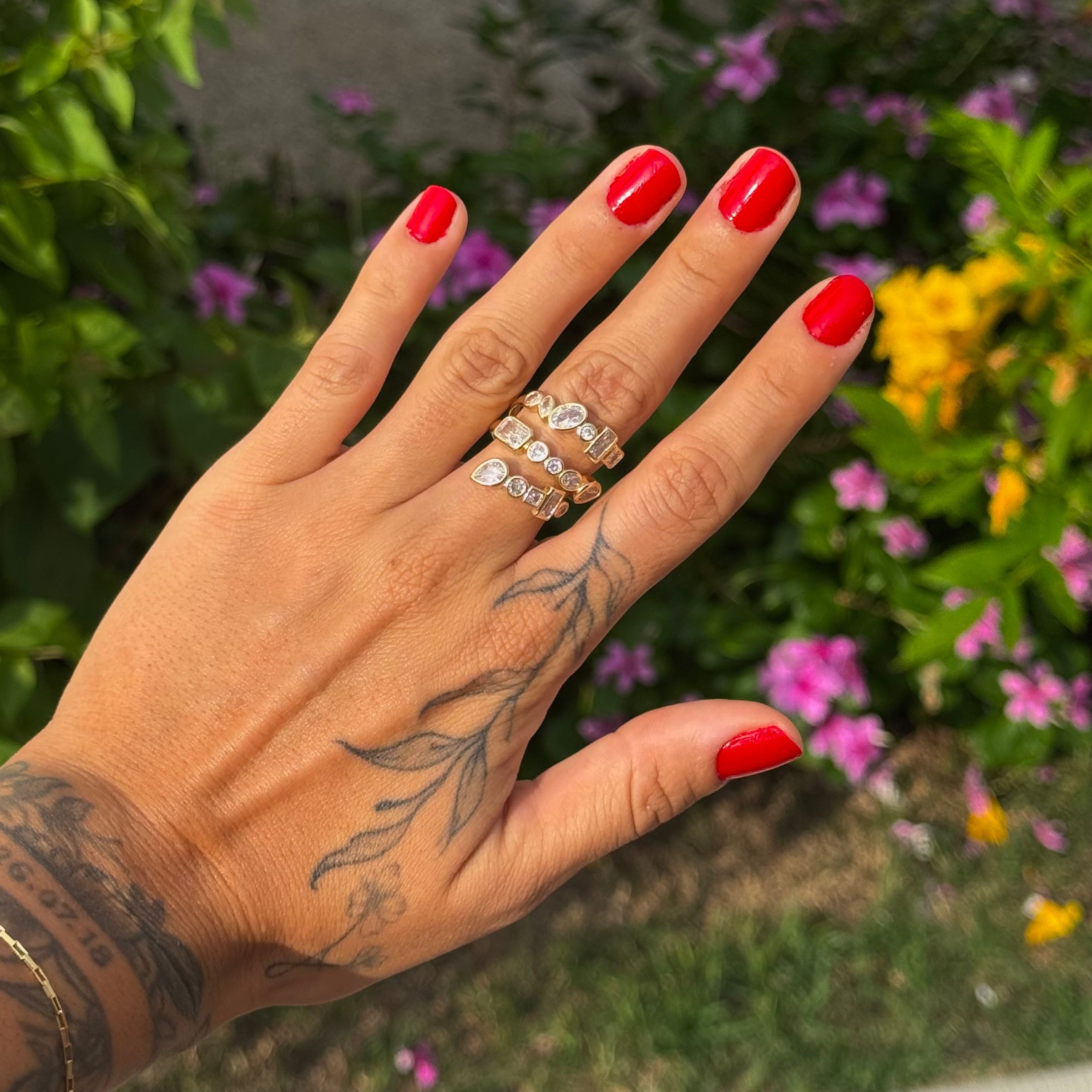 Anillo ajustable en espiral triple con piedras blancas asimétricas.