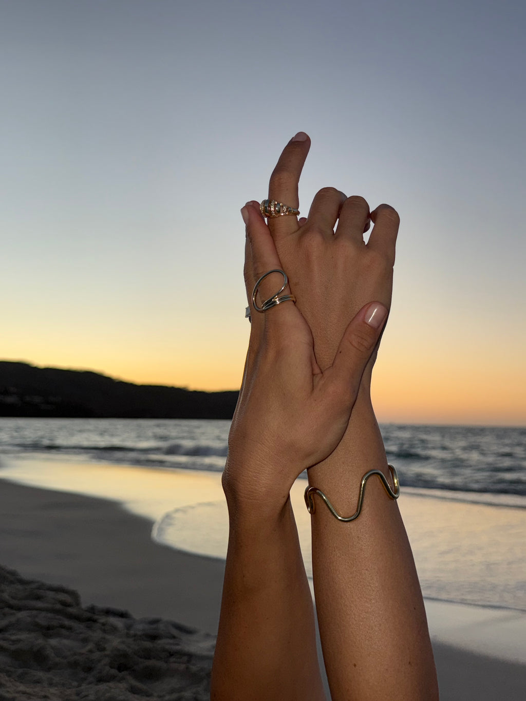 Brazalete abierto con ondas