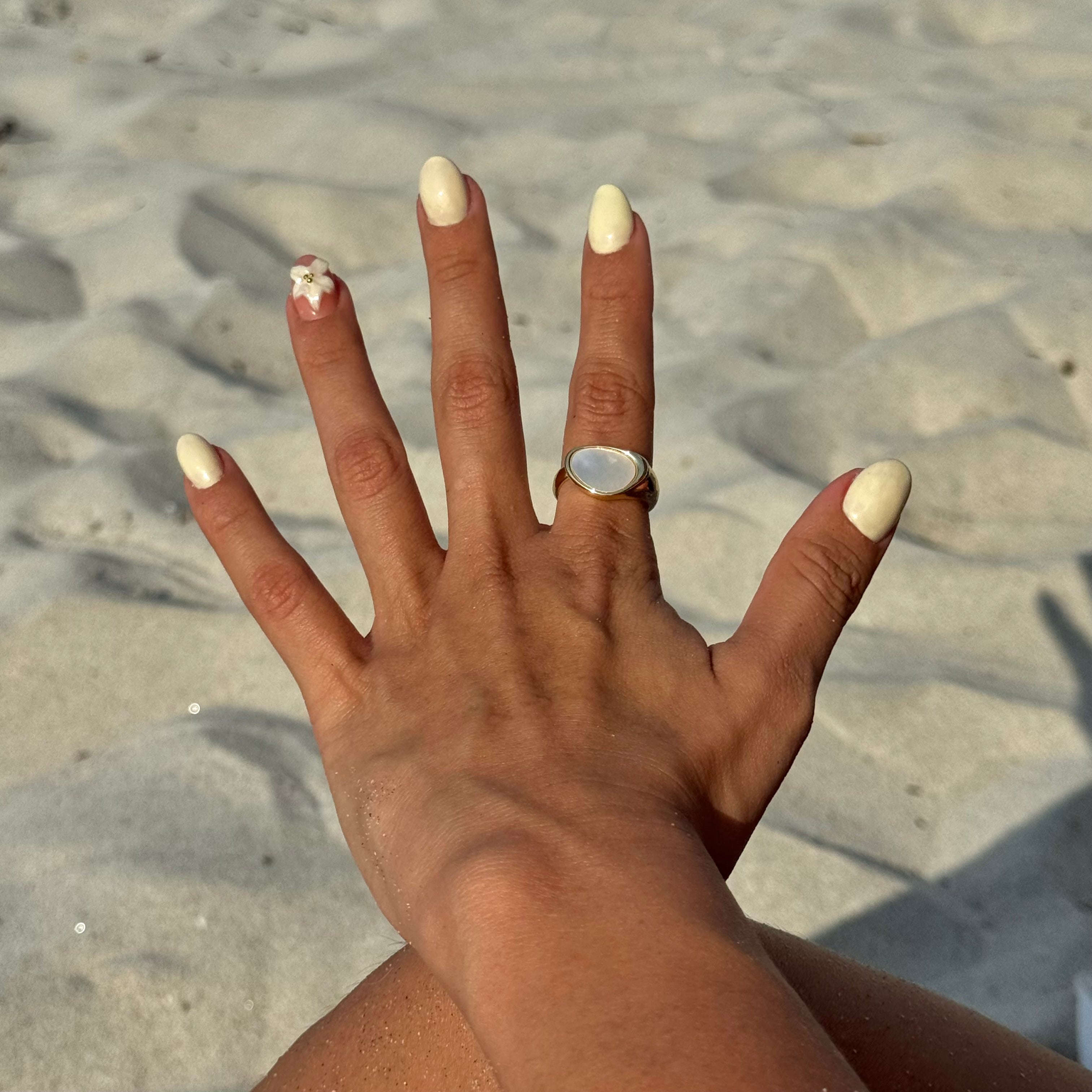 Anillo asimétrico con piedra blanca