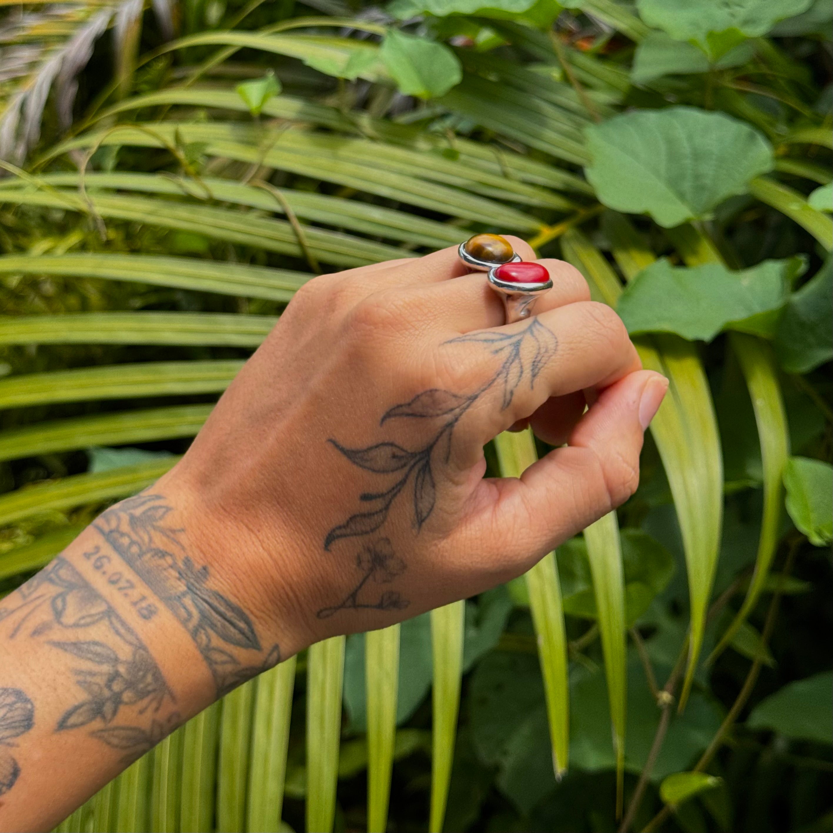 Anillo con piedra roja y café