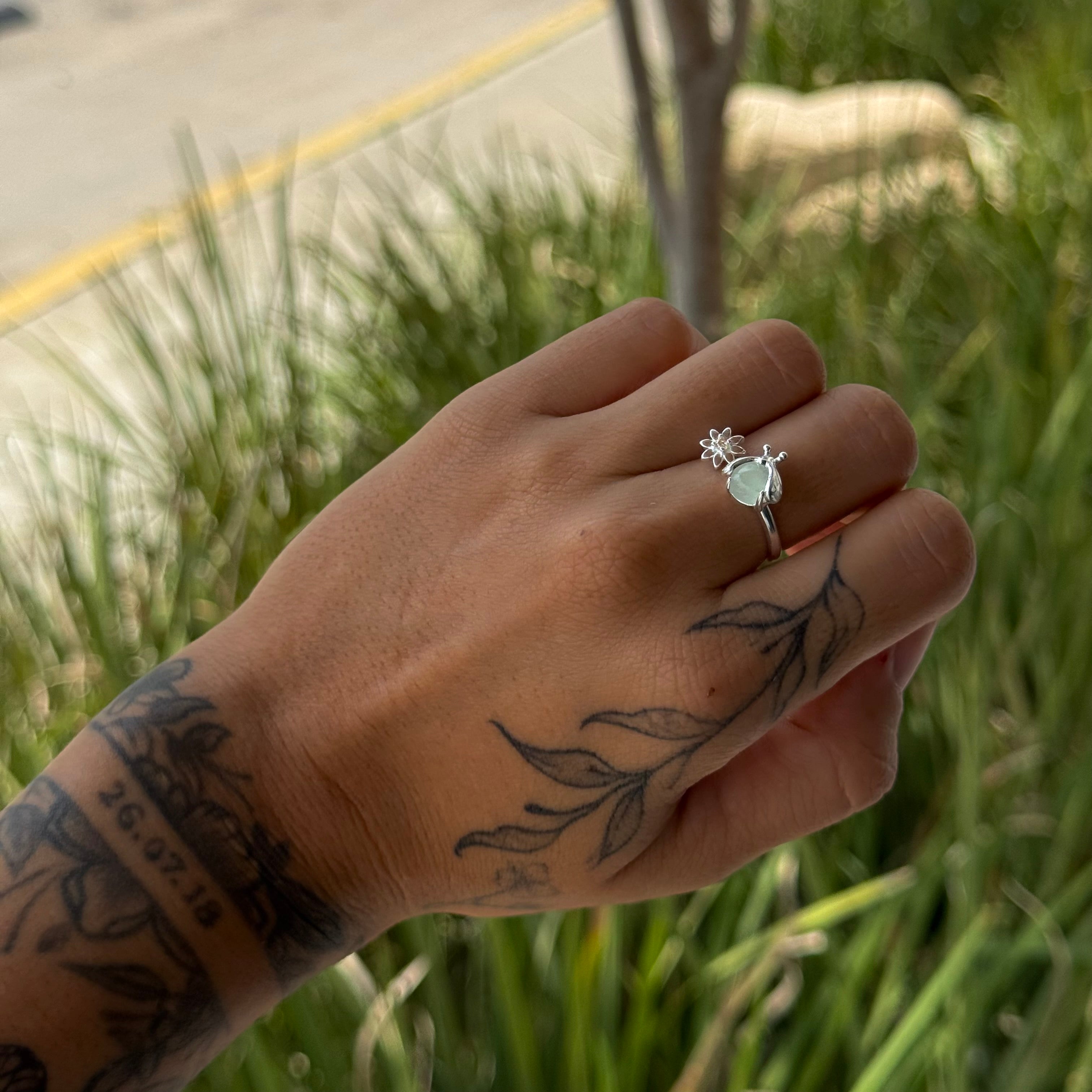 Anillo de luciérnaga con flor