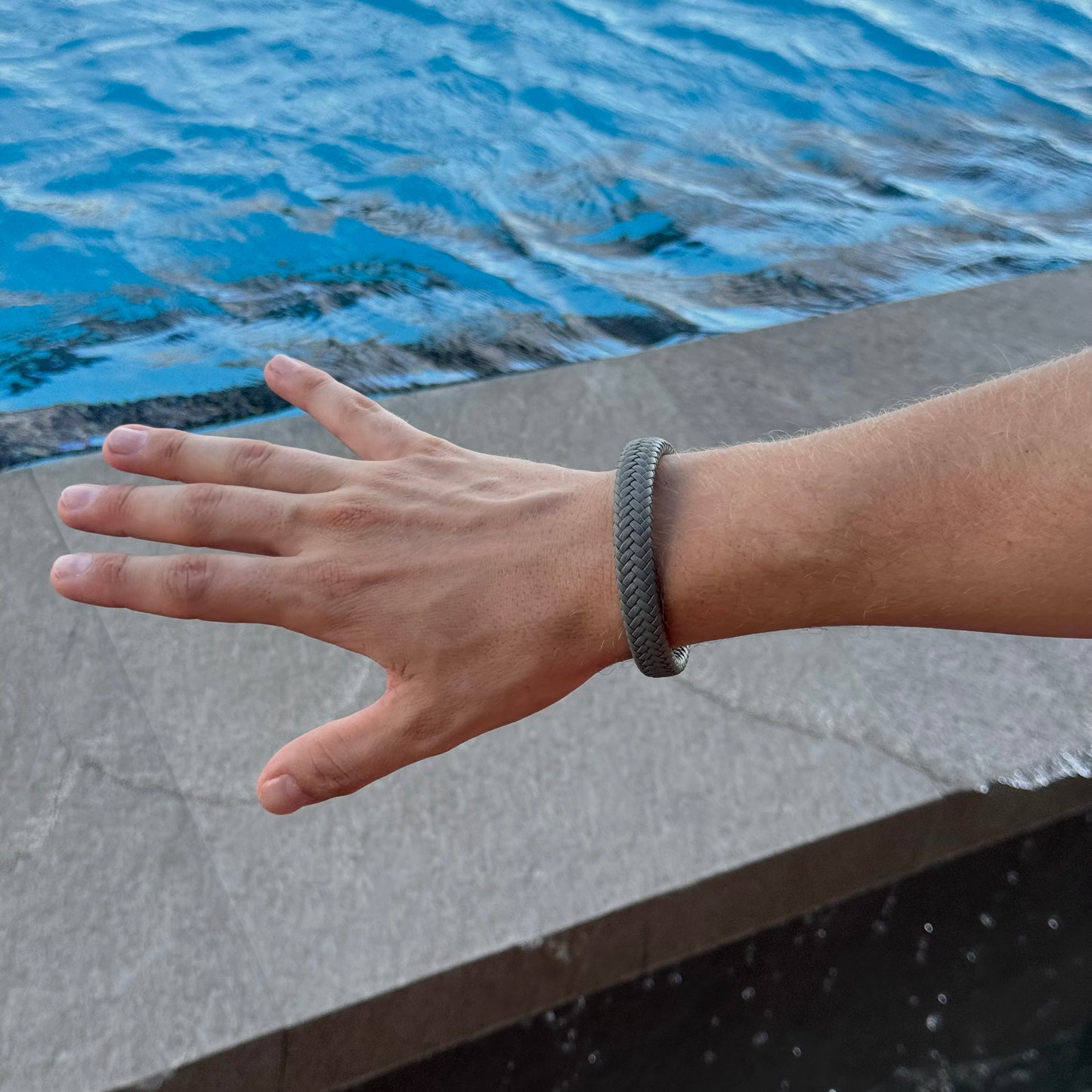Pulsera de piel entrelazada