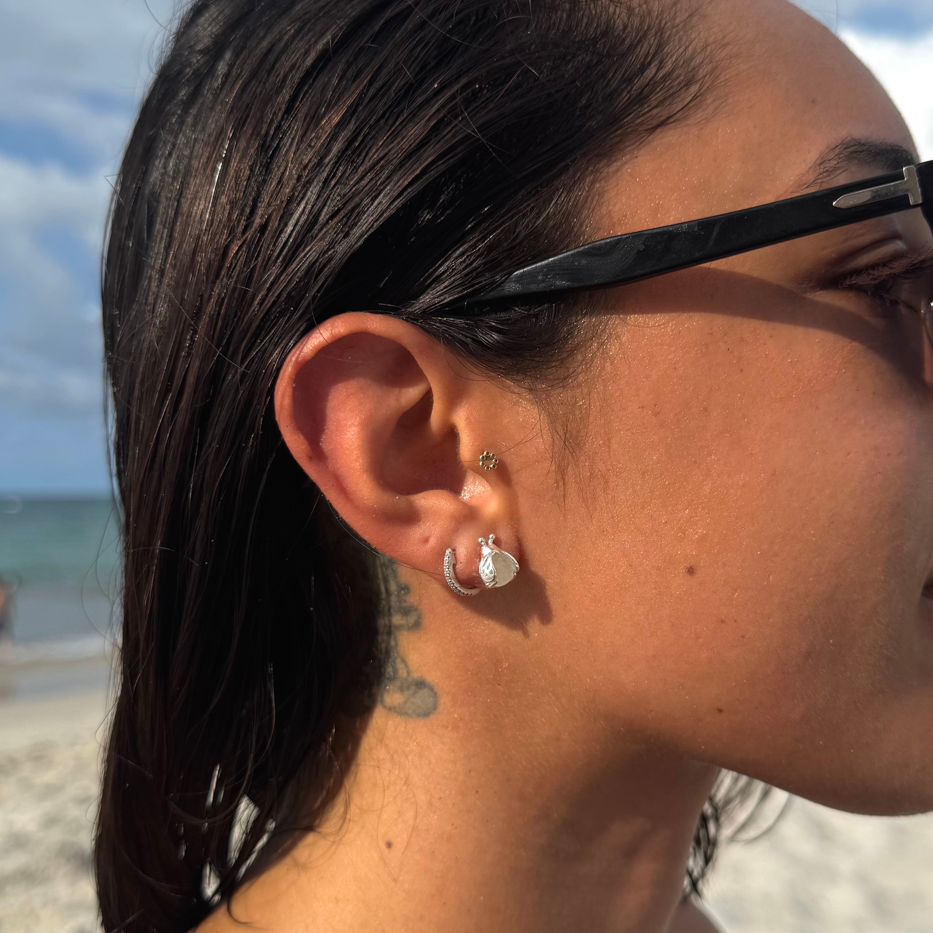 Aretes de luciérnaga brillante