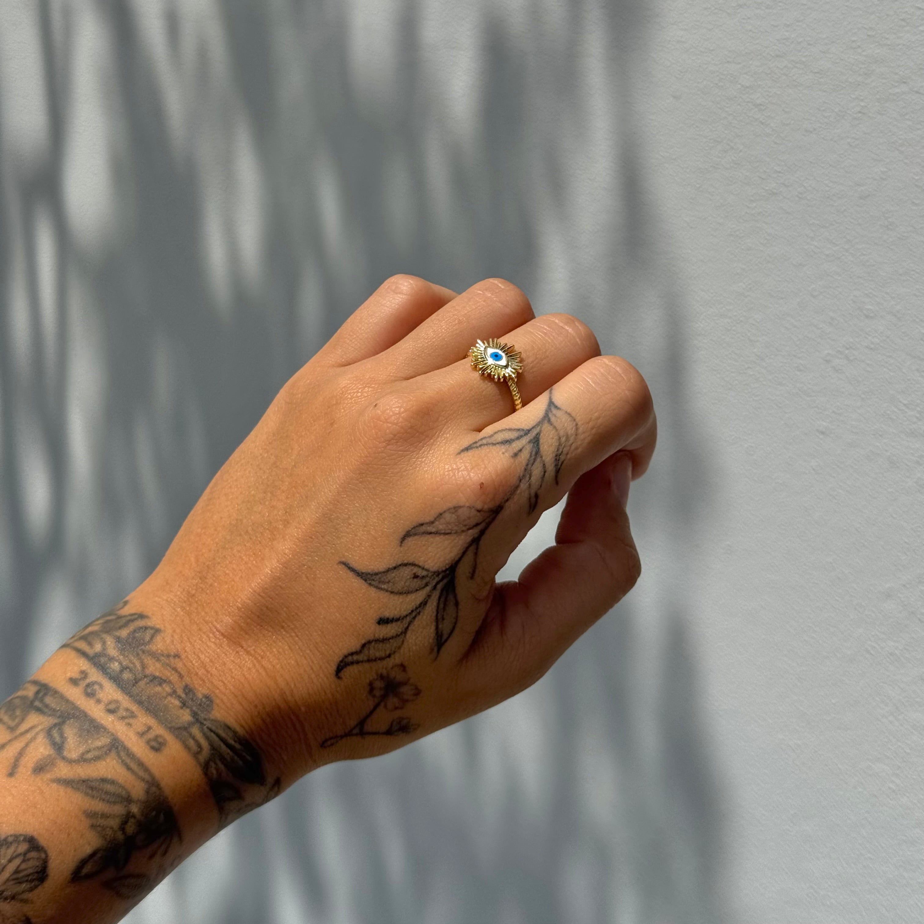 Anillo de ojo turco con resplandor