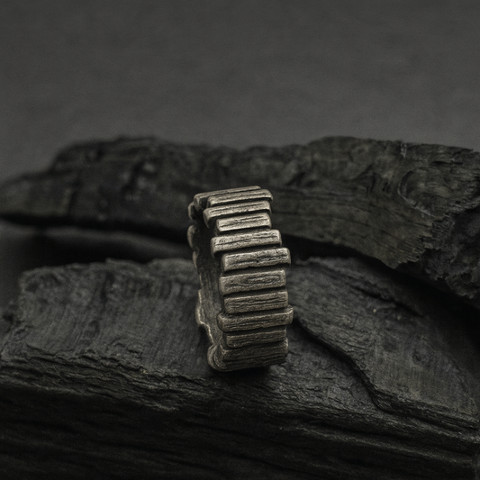 Anillo diseño de piedras apiladas