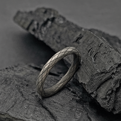 Anillo con textura de piel de serpiente