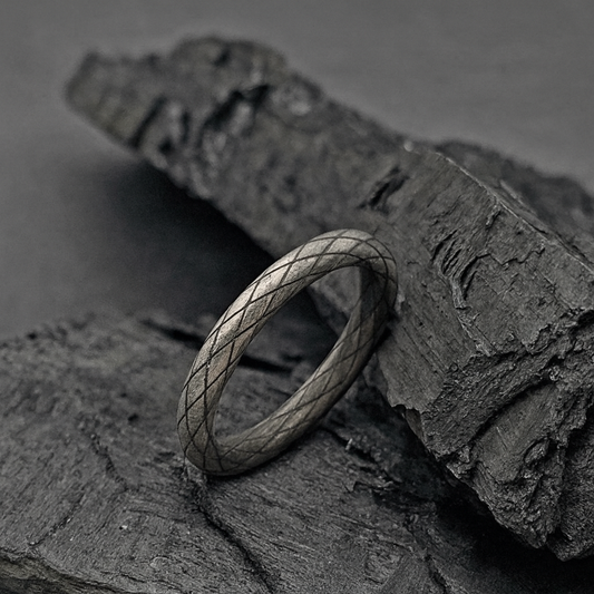 Anillo con textura de piel de serpiente
