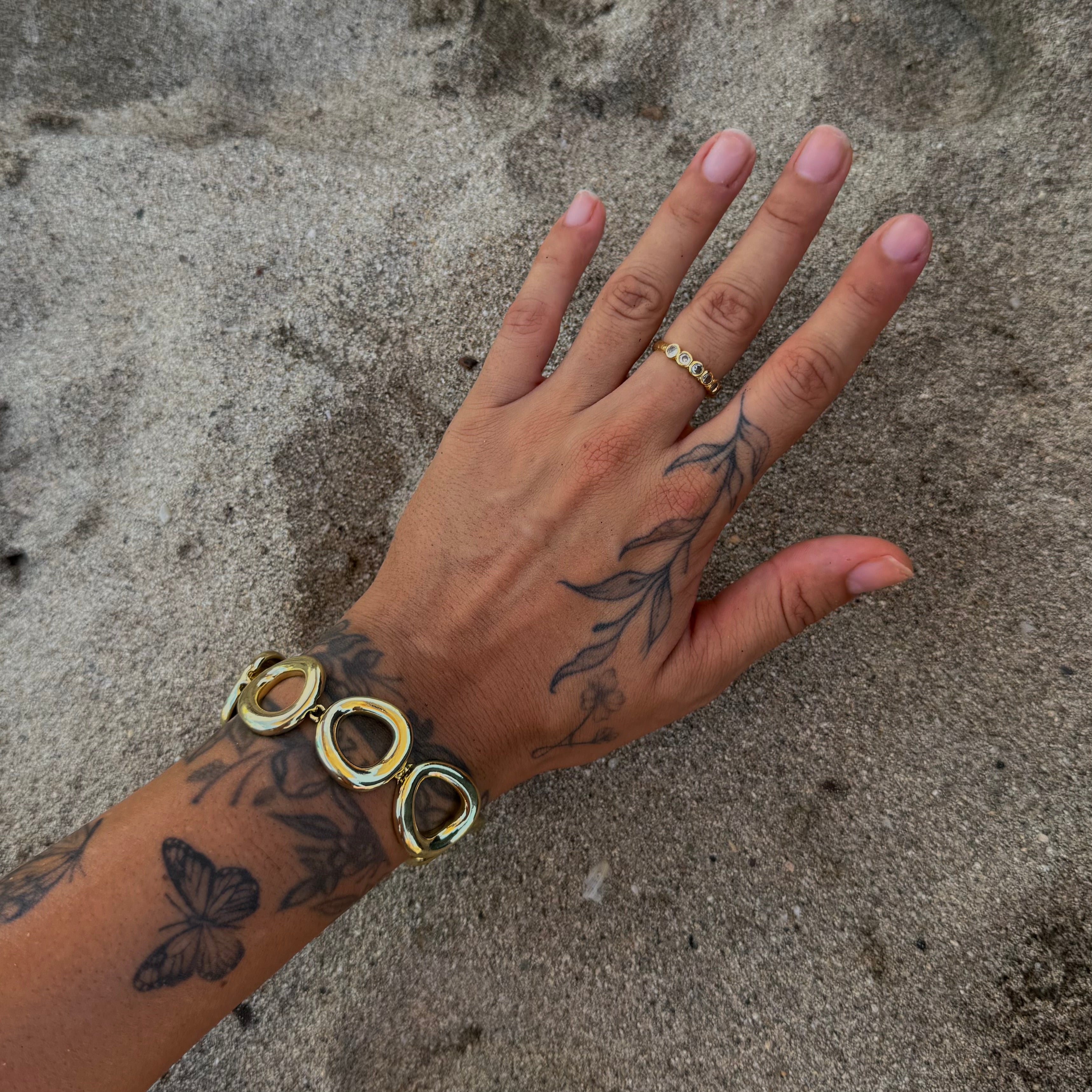Pulsera con diseño de aros