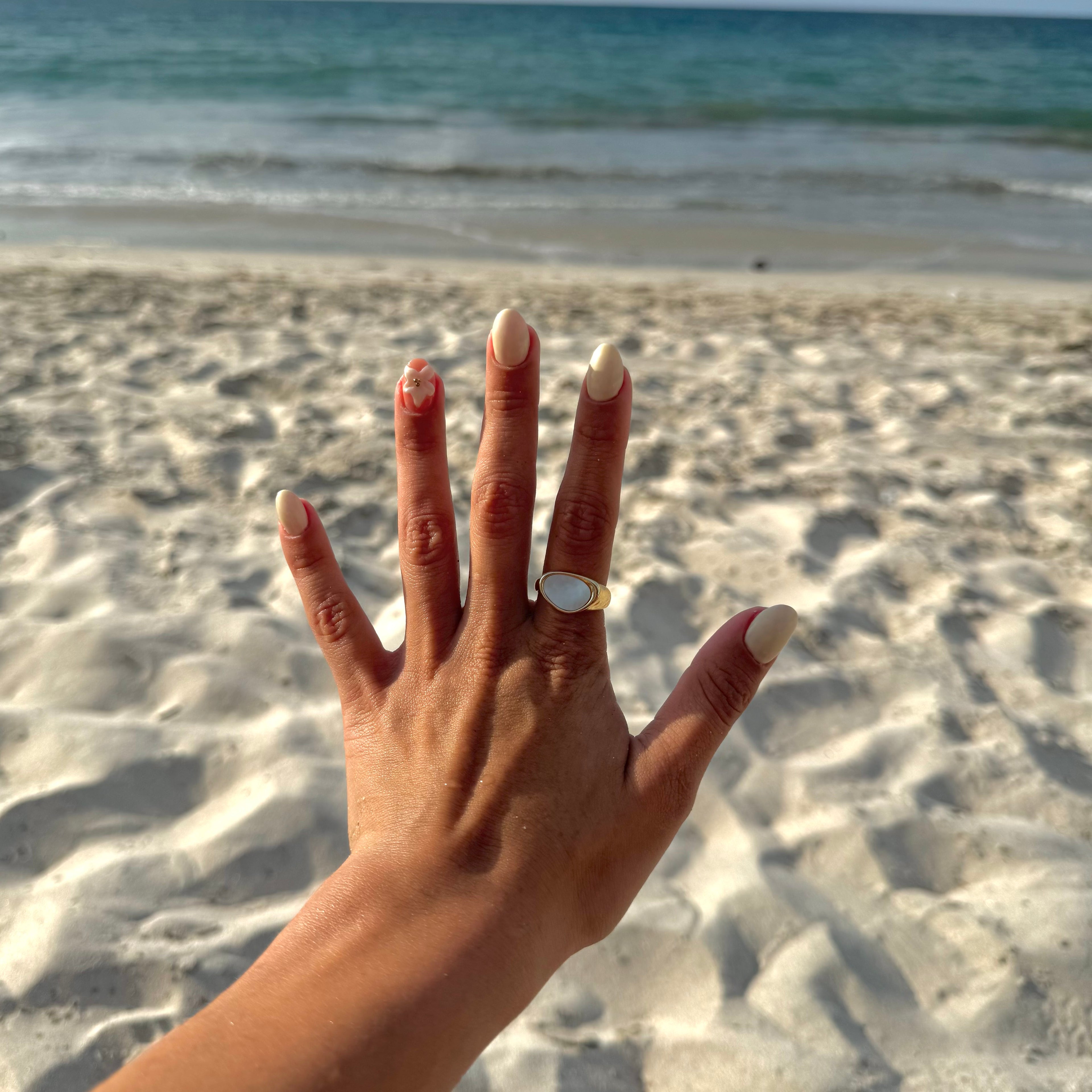Anillo asimétrico con piedra blanca