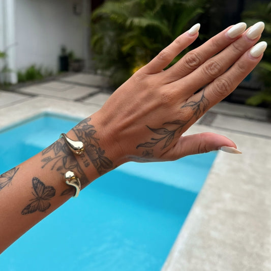 Brazalete ajustable con diseño de gotas