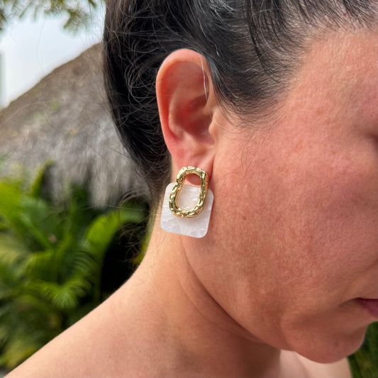 Aretes ovalados texturizados con placa aperlada