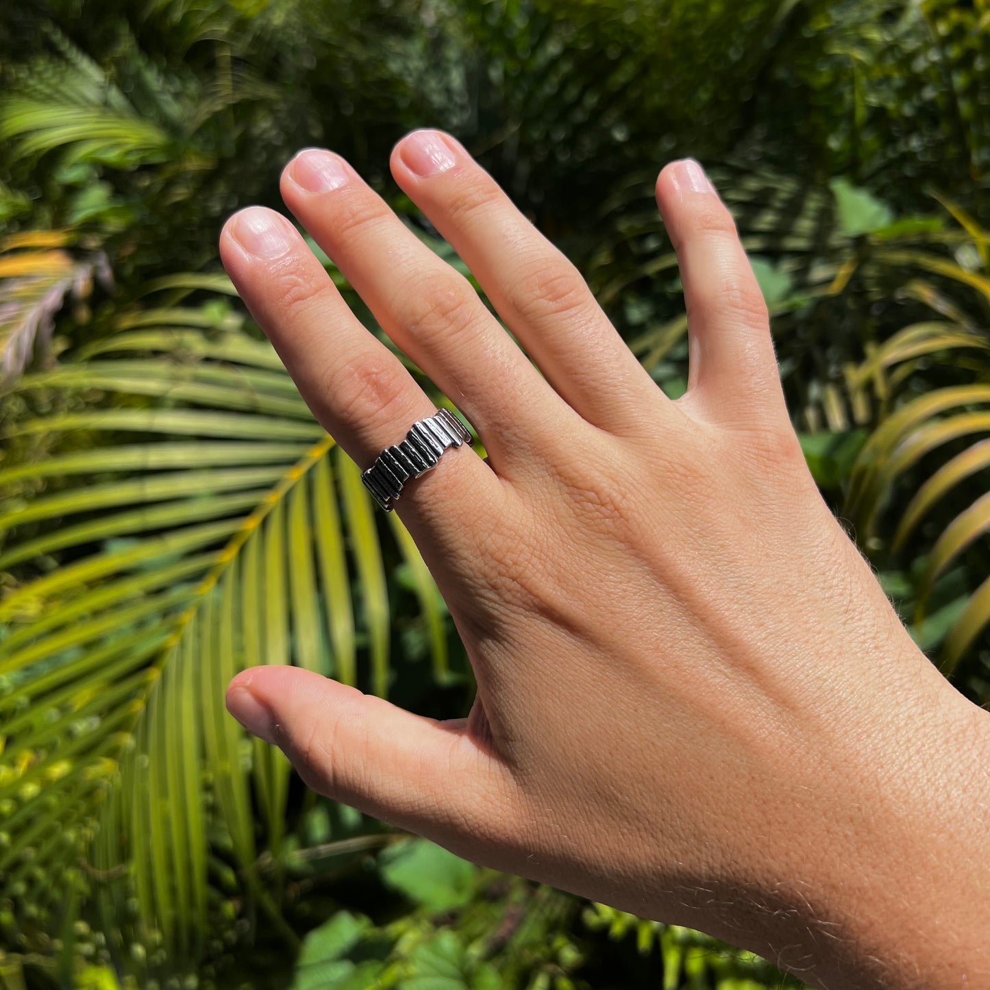 Anillo diseño de piedras apiladas