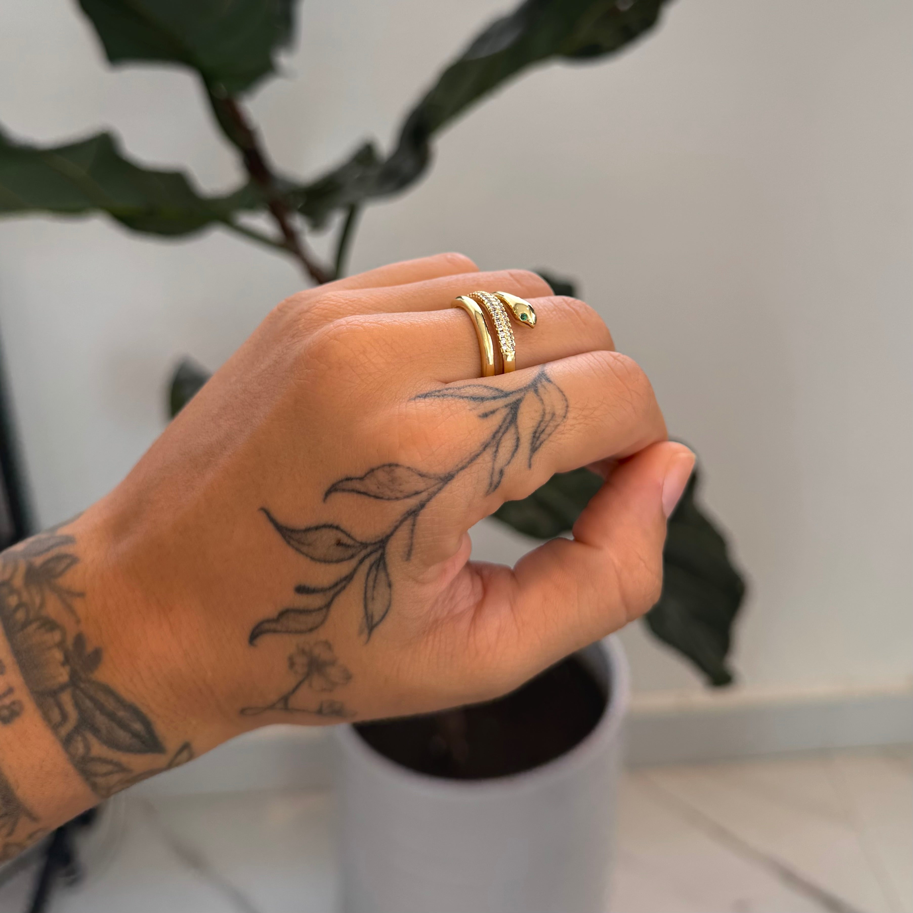 Anillo ajustable de serpiente con ojitos verdes