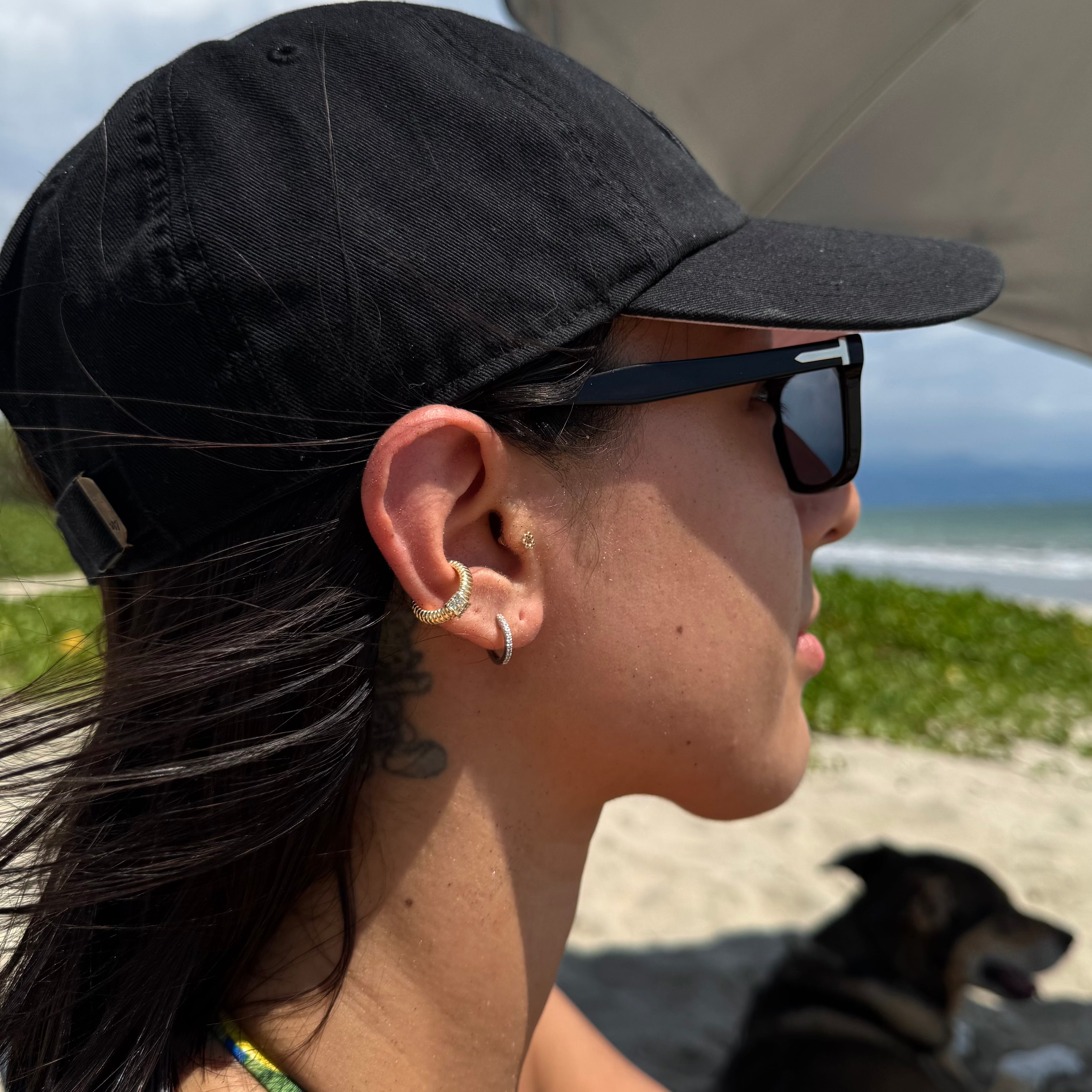 Ear cuff acanalado con circonias