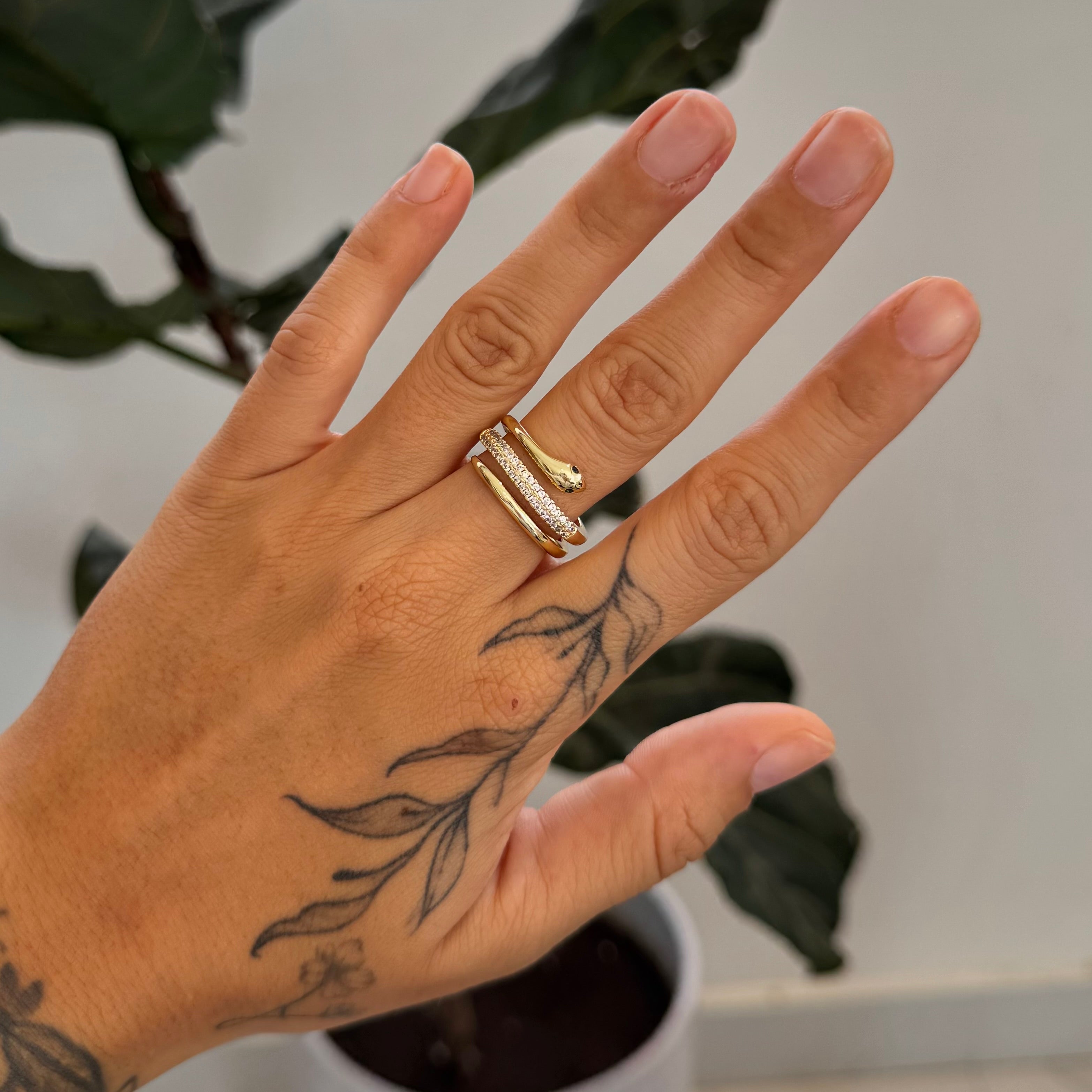 Anillo ajustable de serpiente con ojitos verdes