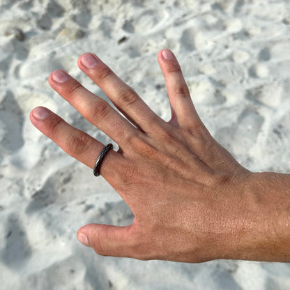 Anillo con textura de piel de serpiente