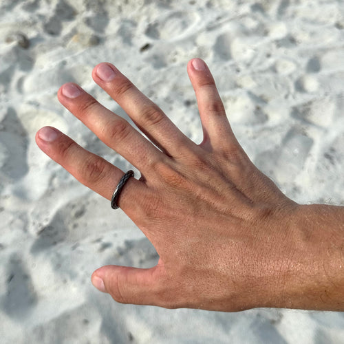 Anillo con textura de piel de serpiente