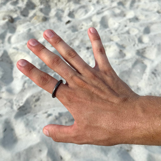 Anillo con textura de piel de serpiente