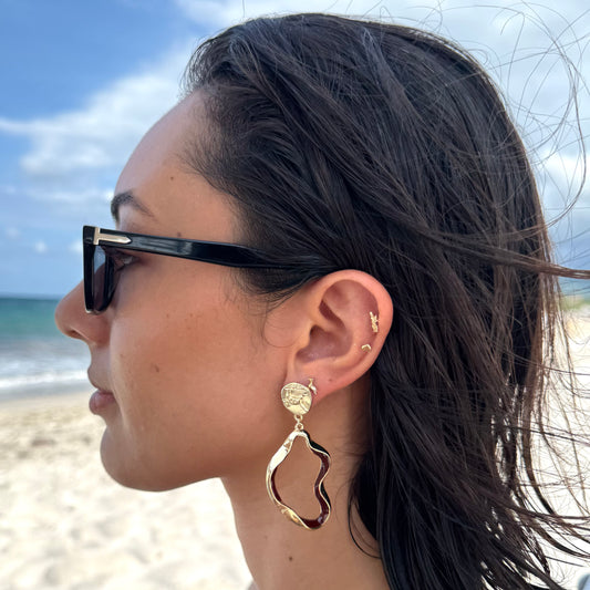 Aretes ondulados dorados