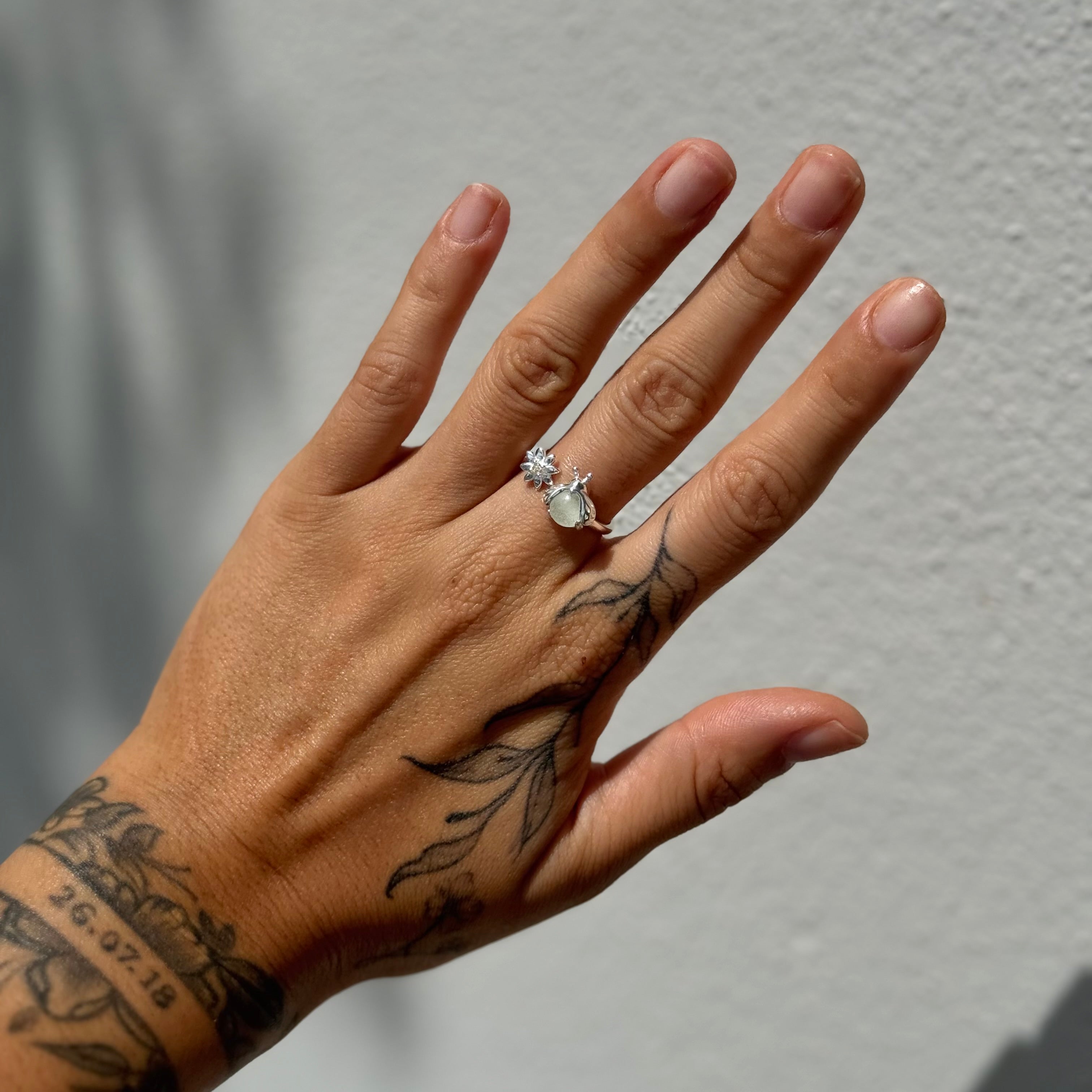 Anillo de luciérnaga con flor