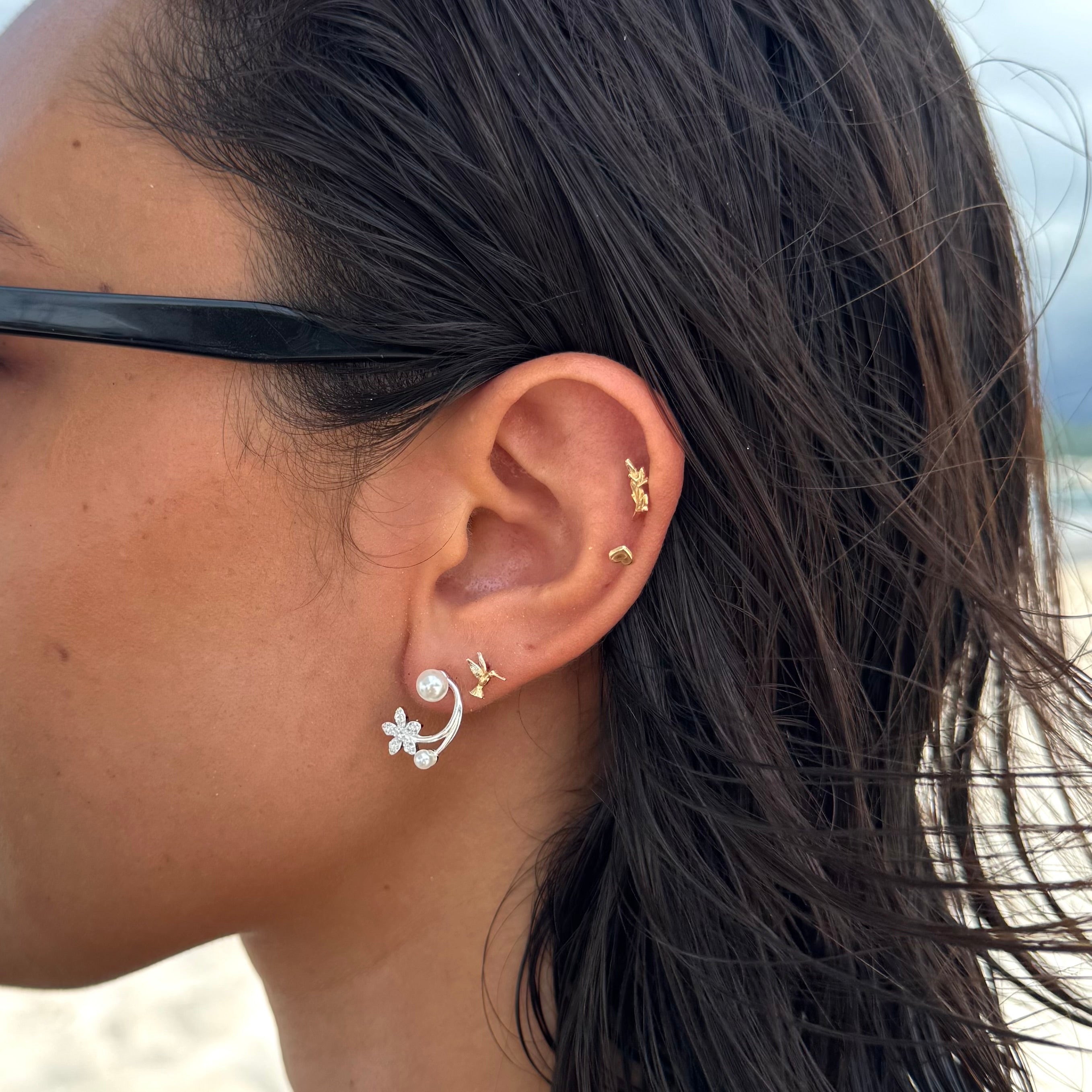 Aretes-cuff de flor en circonias con tipo perlas