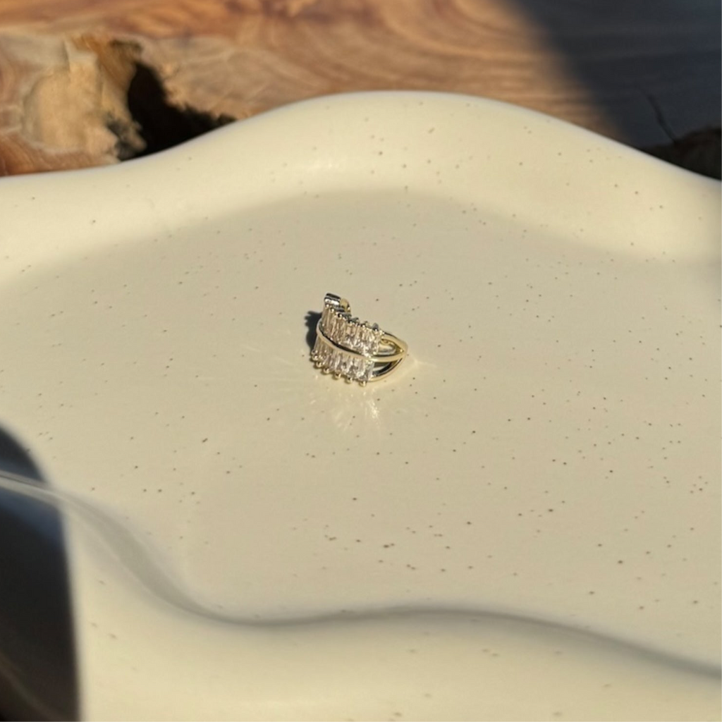 Earcuff con circonias en corte baguette.