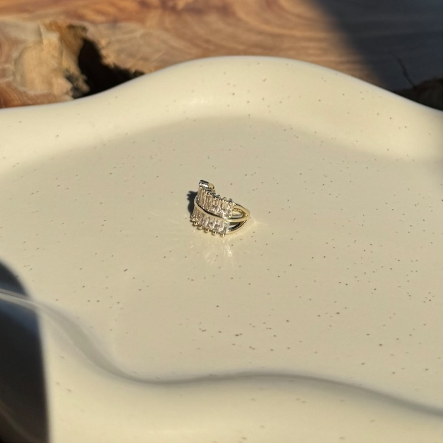 Earcuff con circonias en corte baguette.