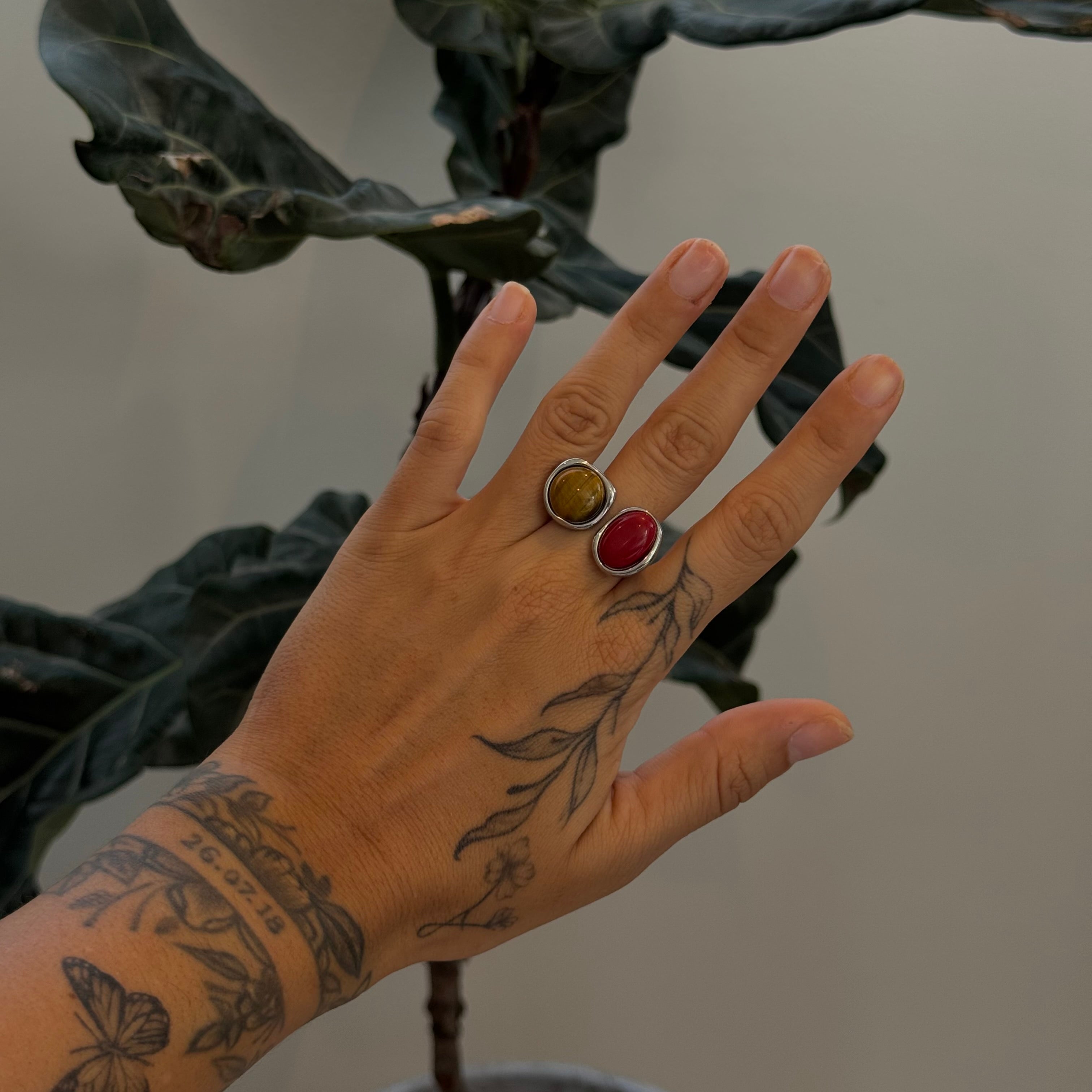 Anillo con piedra roja y café