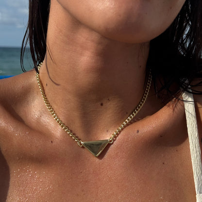 Collar con dije de triángulo
