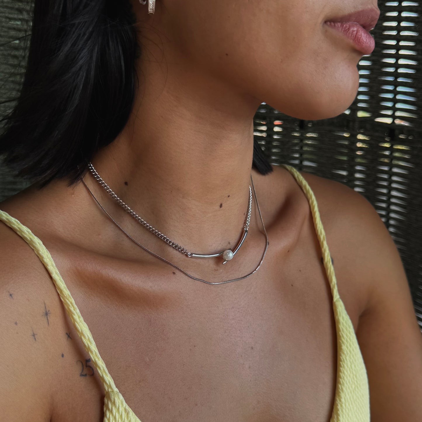 Collar plateado con barra curva y tipo perla
