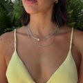 Collar plateado con barra curva y tipo perla
