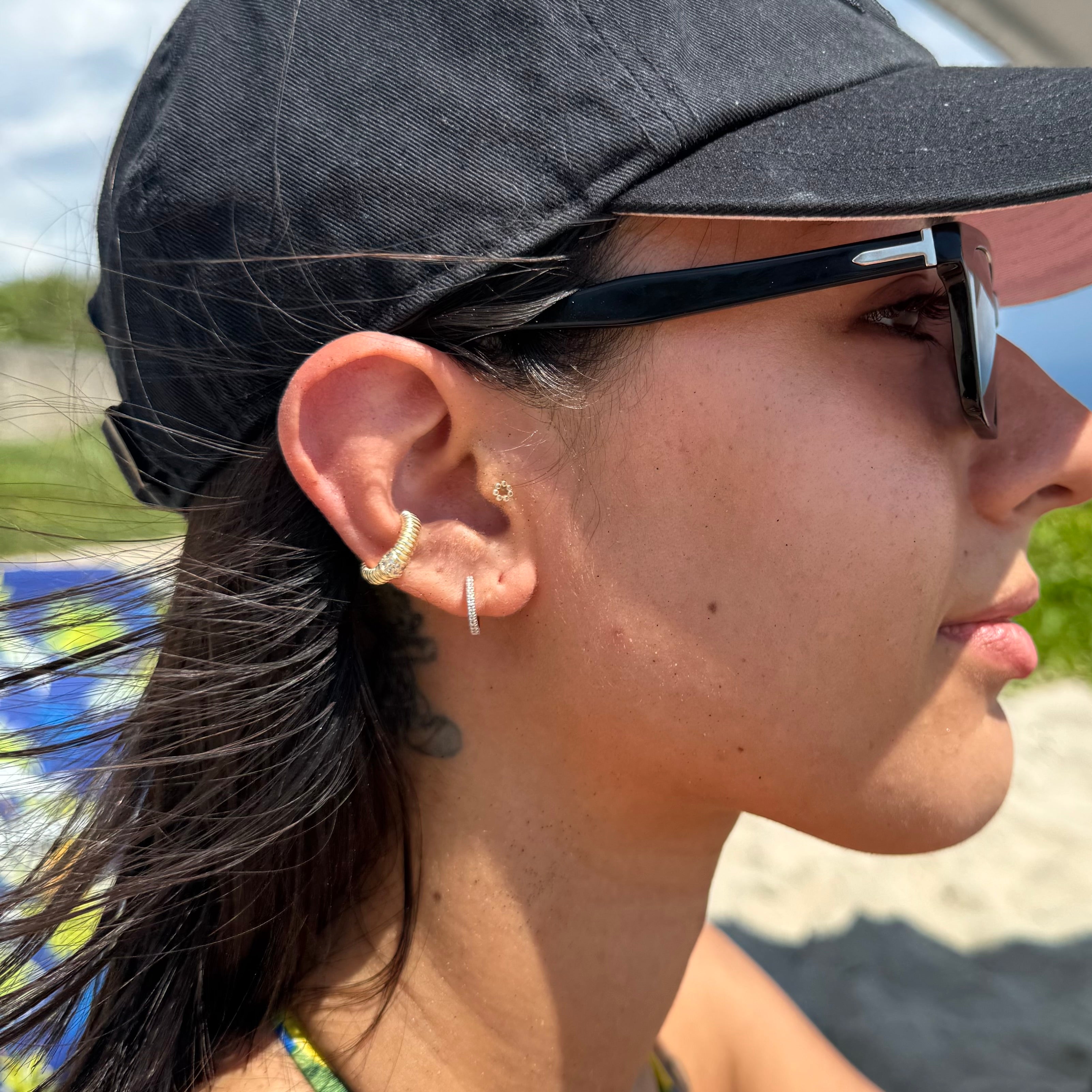 Ear cuff acanalado con circonias