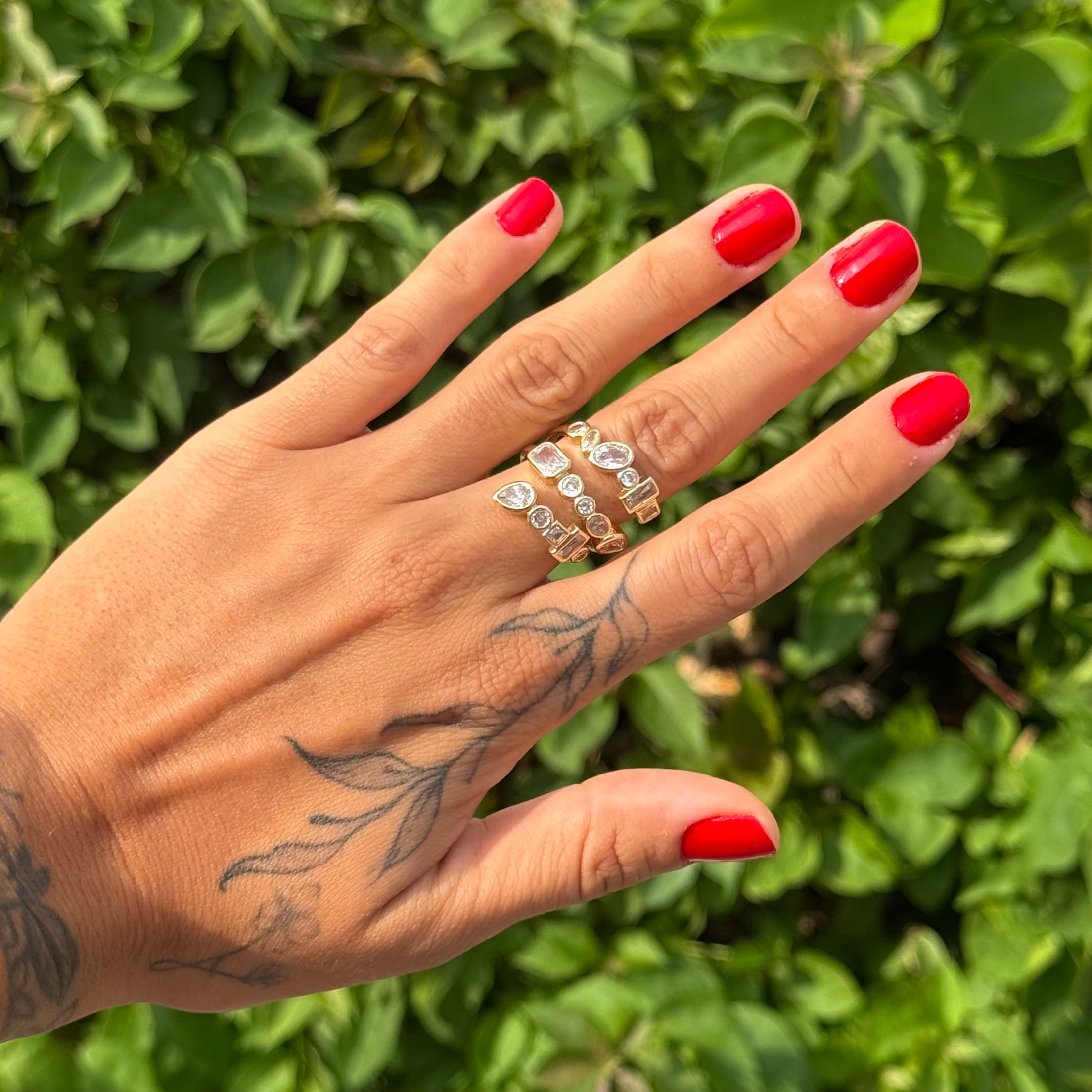 Anillo ajustable en espiral triple con piedras blancas asimétricas.