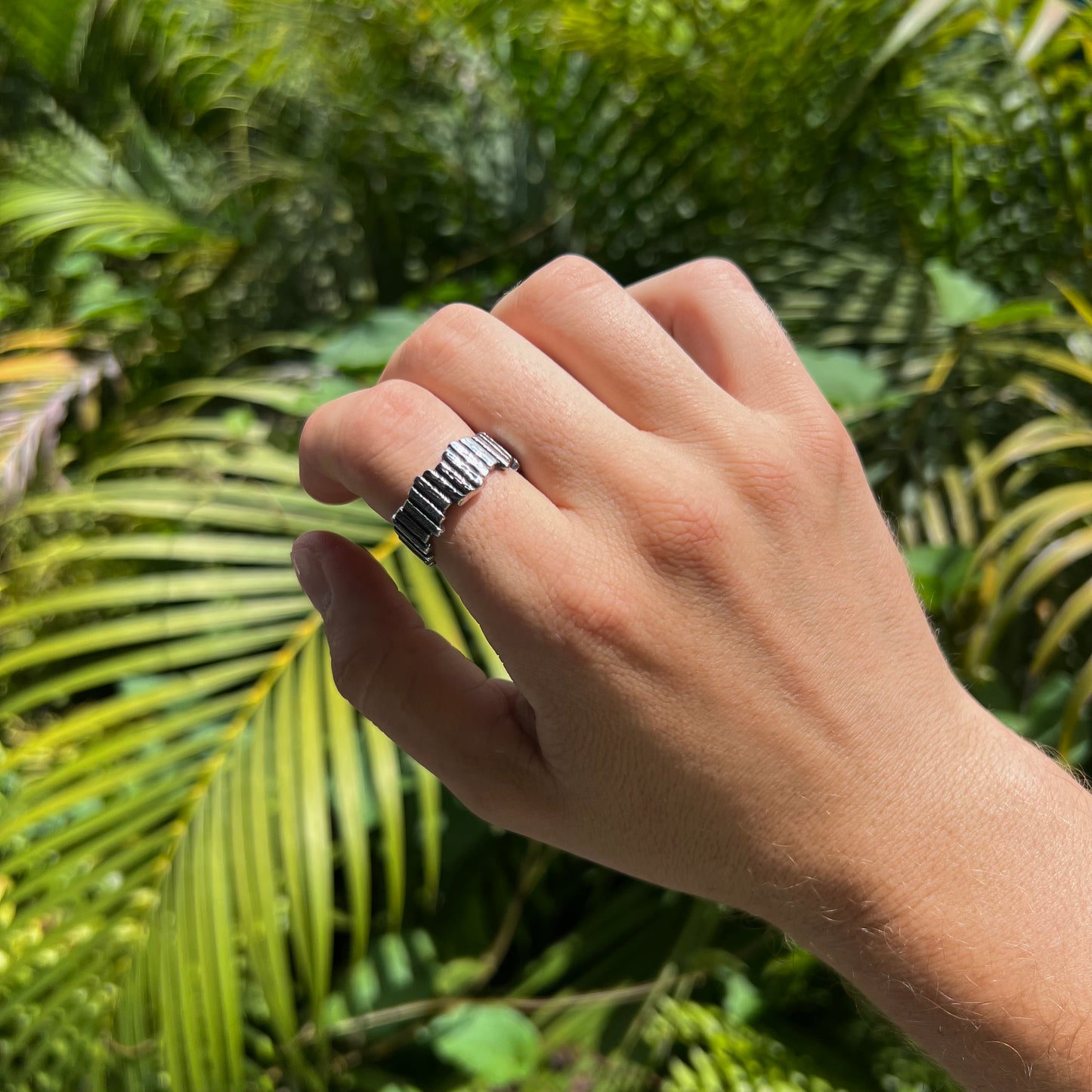 Anillo diseño de piedras apiladas