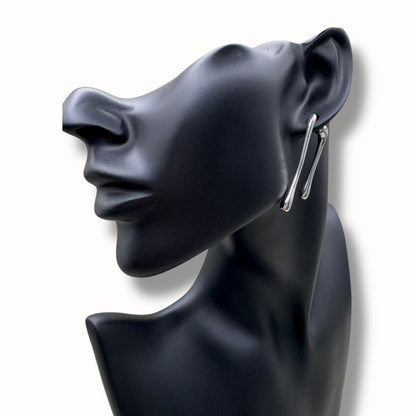 Aretes alargados con forma de gota estilizada