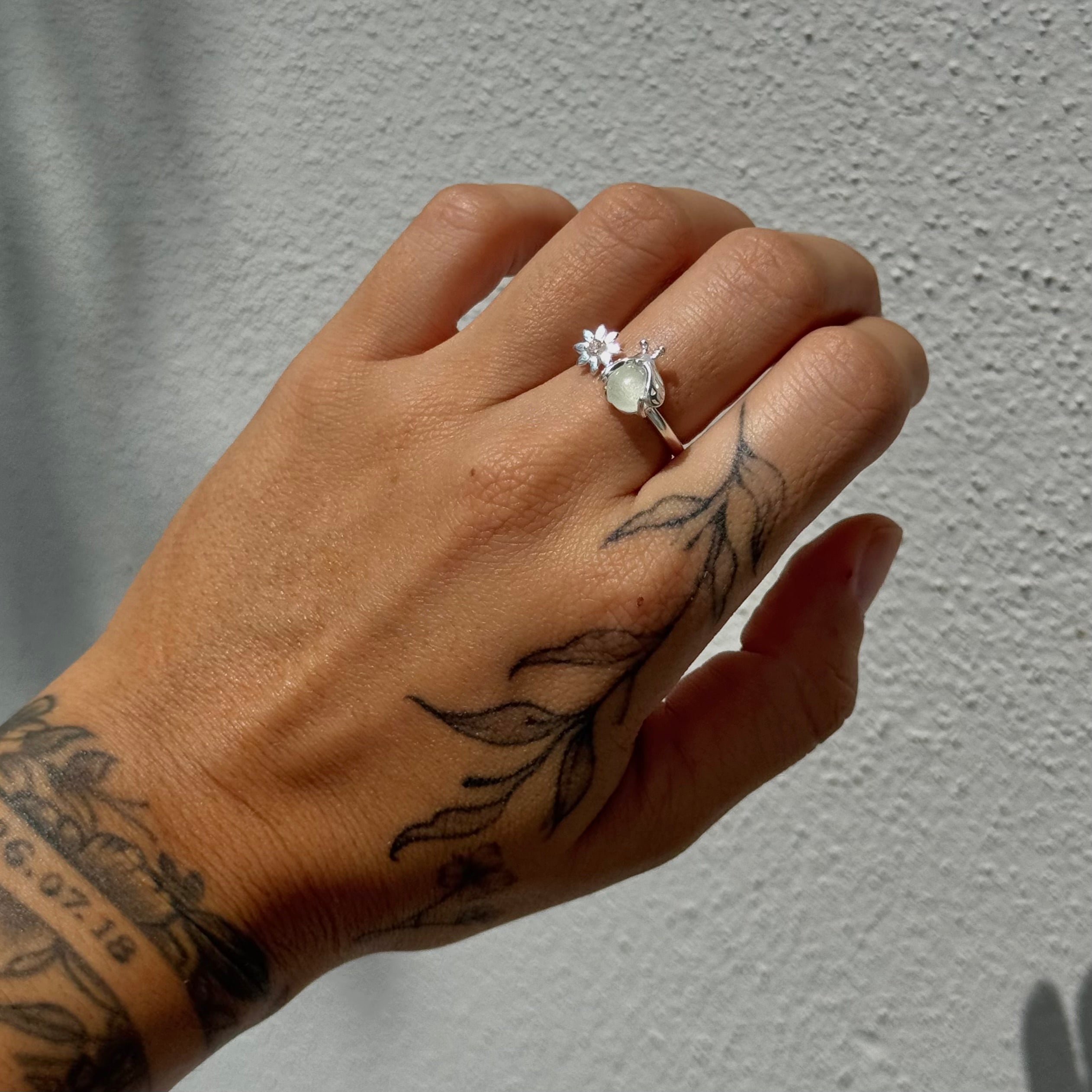 Anillo de luciérnaga con flor