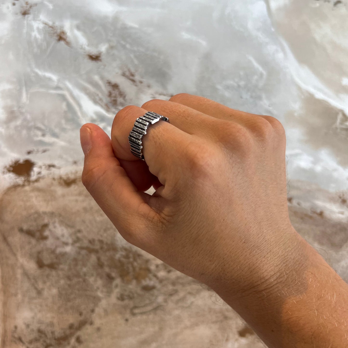 Anillo diseño de piedras apiladas