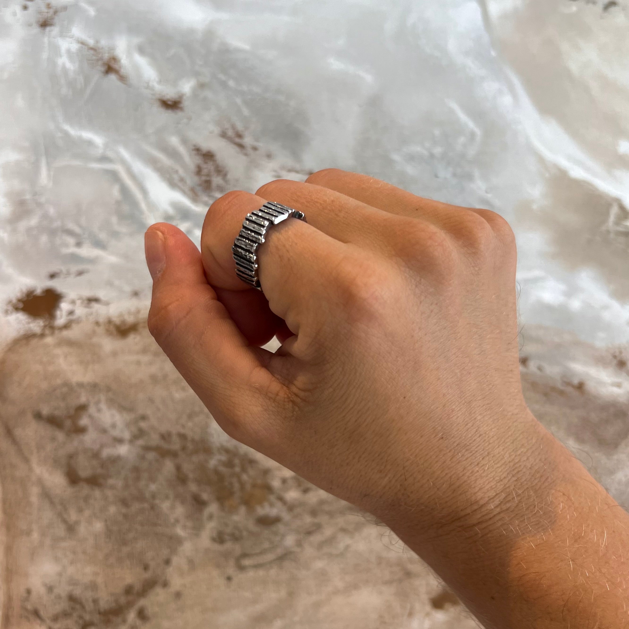 Anillo diseño de piedras apiladas