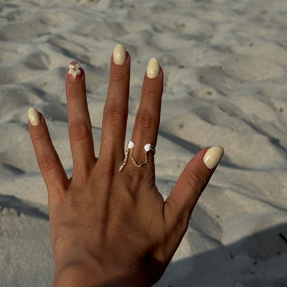 Anillo abierto con corazones blancos, cadena y barra de circonias