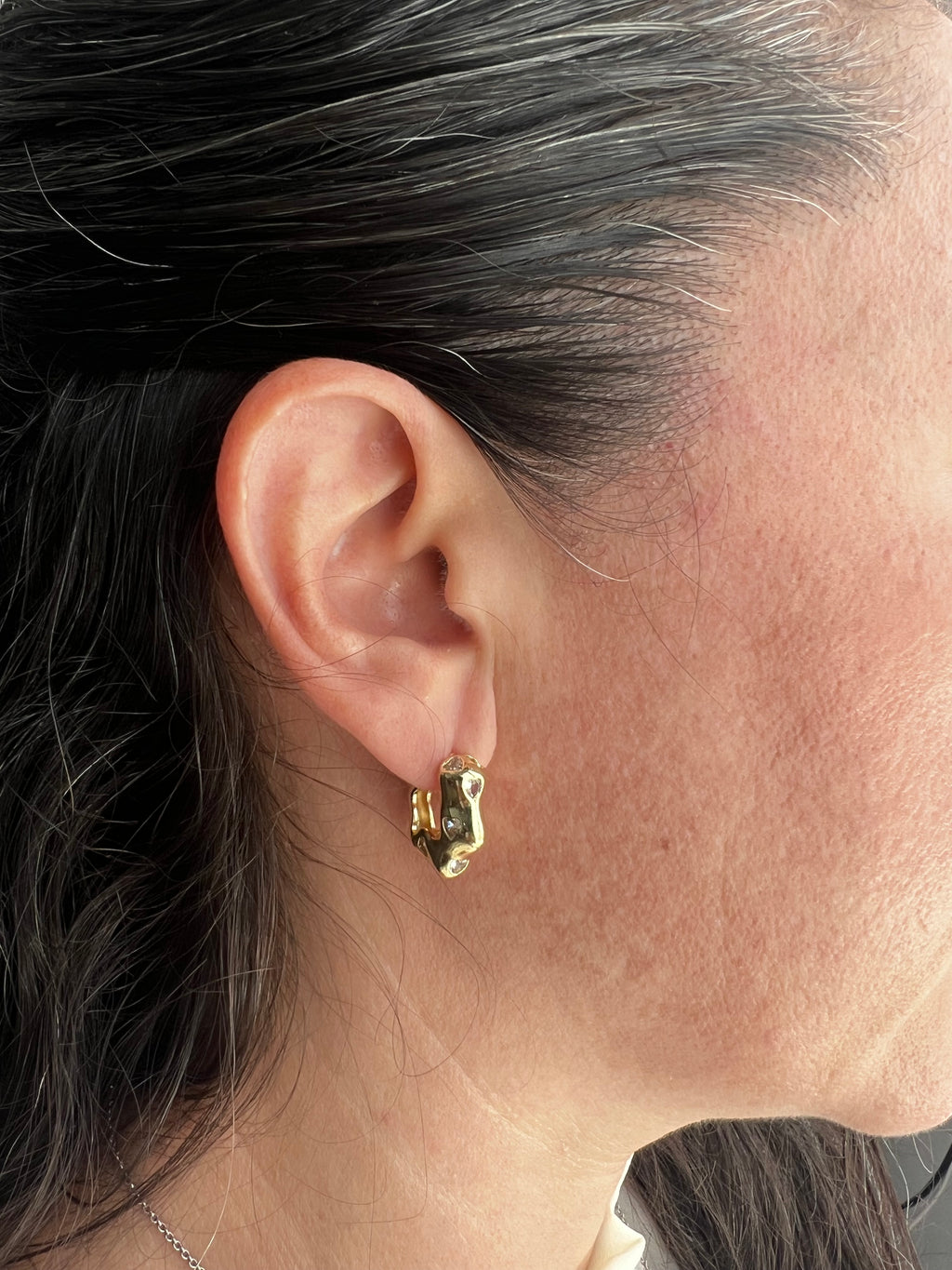 Arete con piedras blancas en forma de corazón