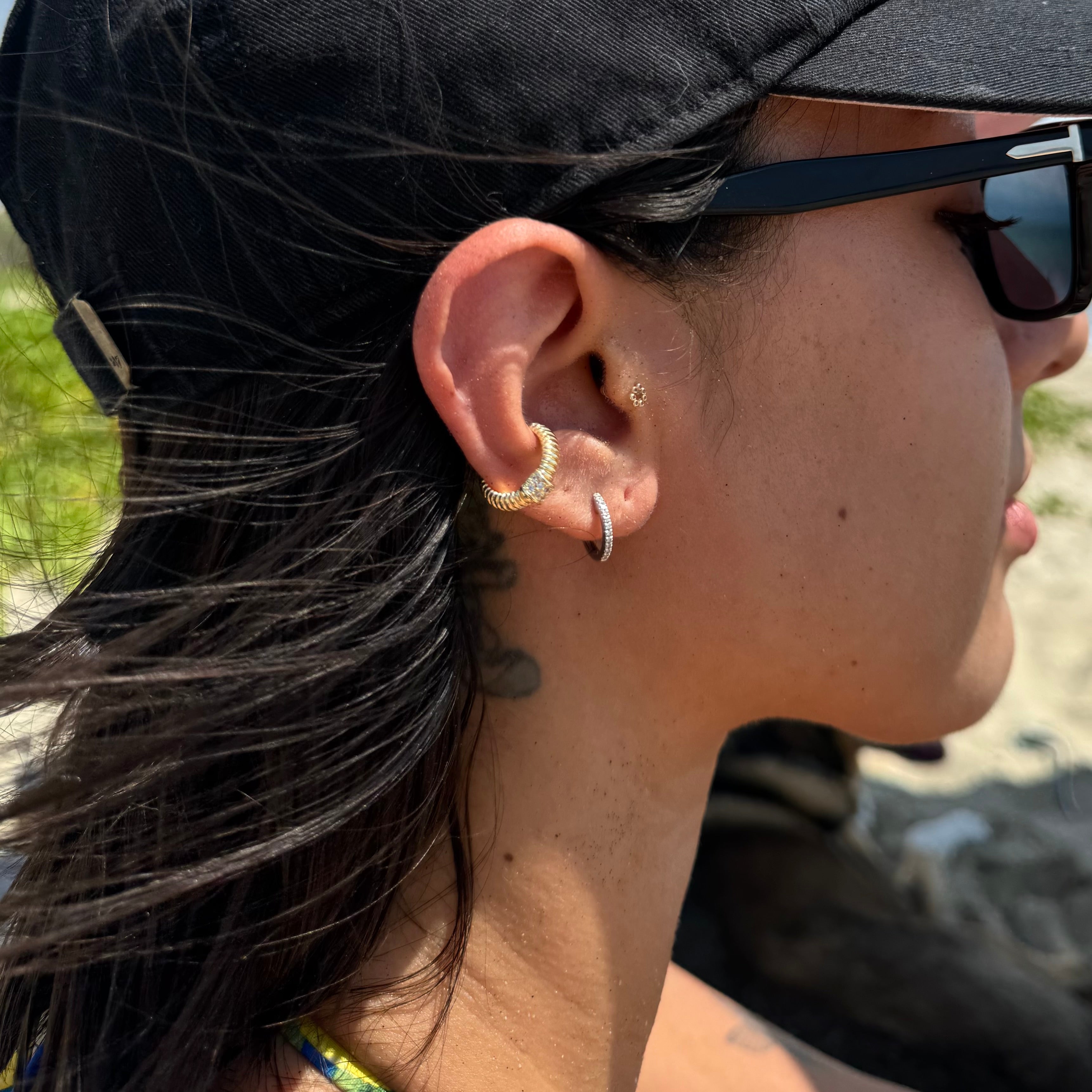 Ear cuff acanalado con circonias