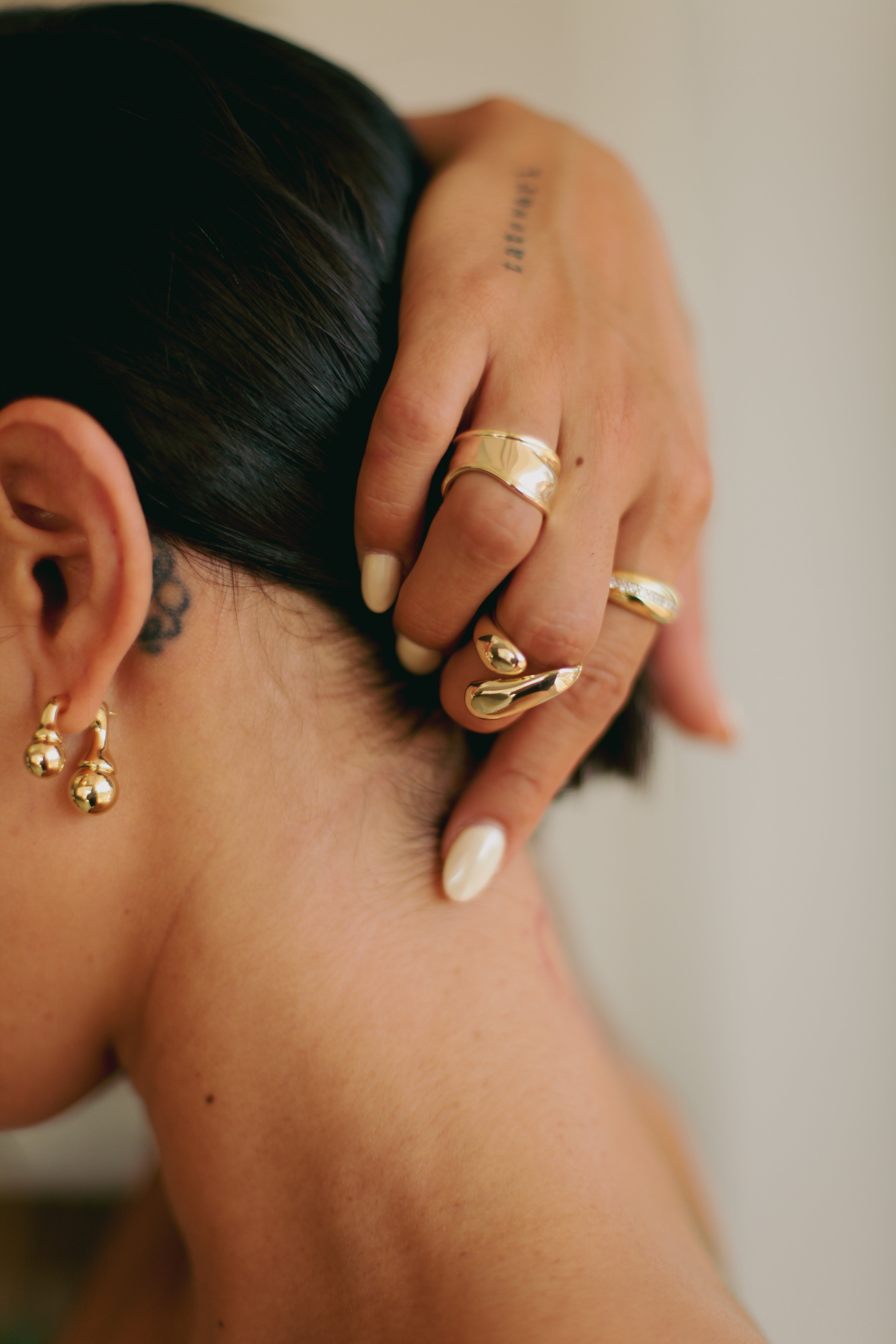 Aretes esculturales con forma orgánica.