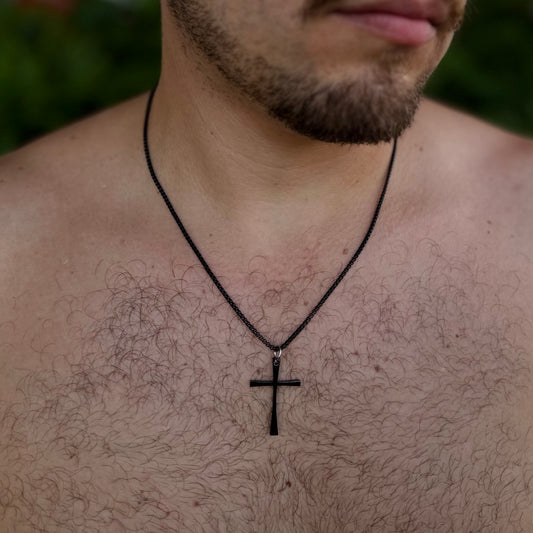 Cadena negra con dije de cruz negra