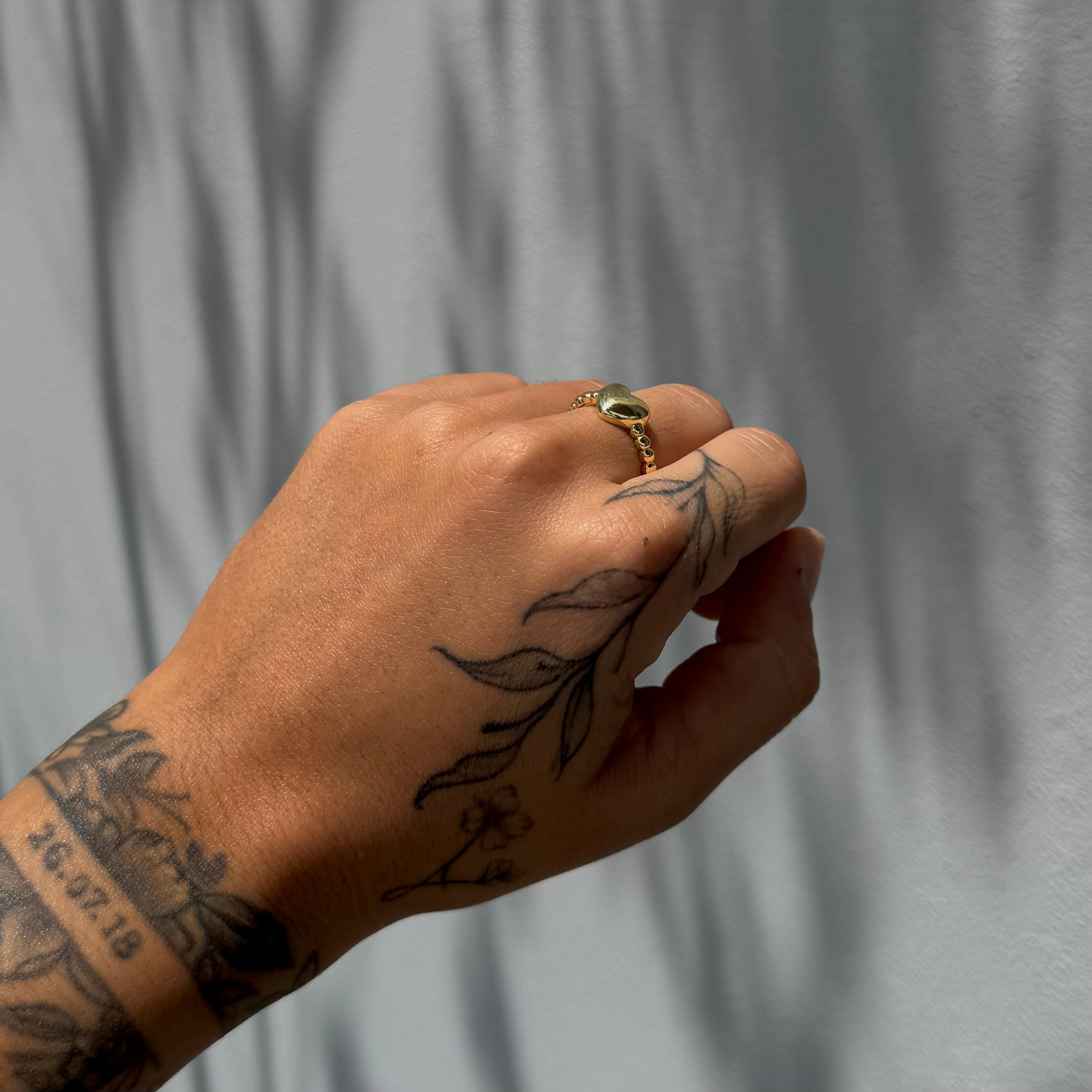 Anillo ajustable de corazon con bolitas