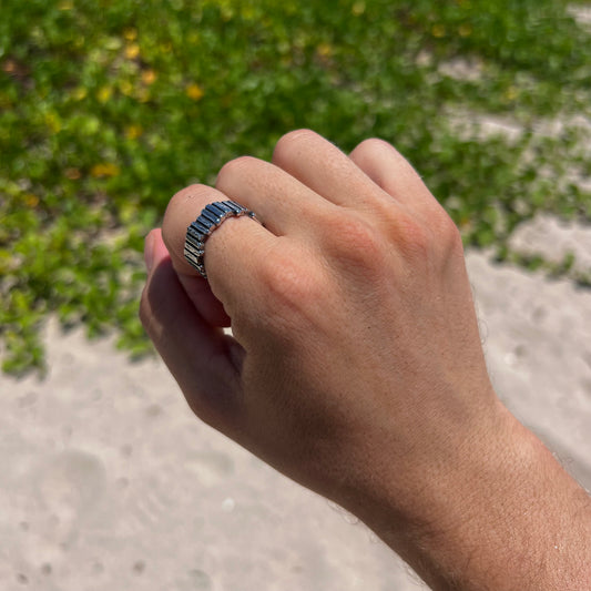 Anillo diseño de piedras apiladas